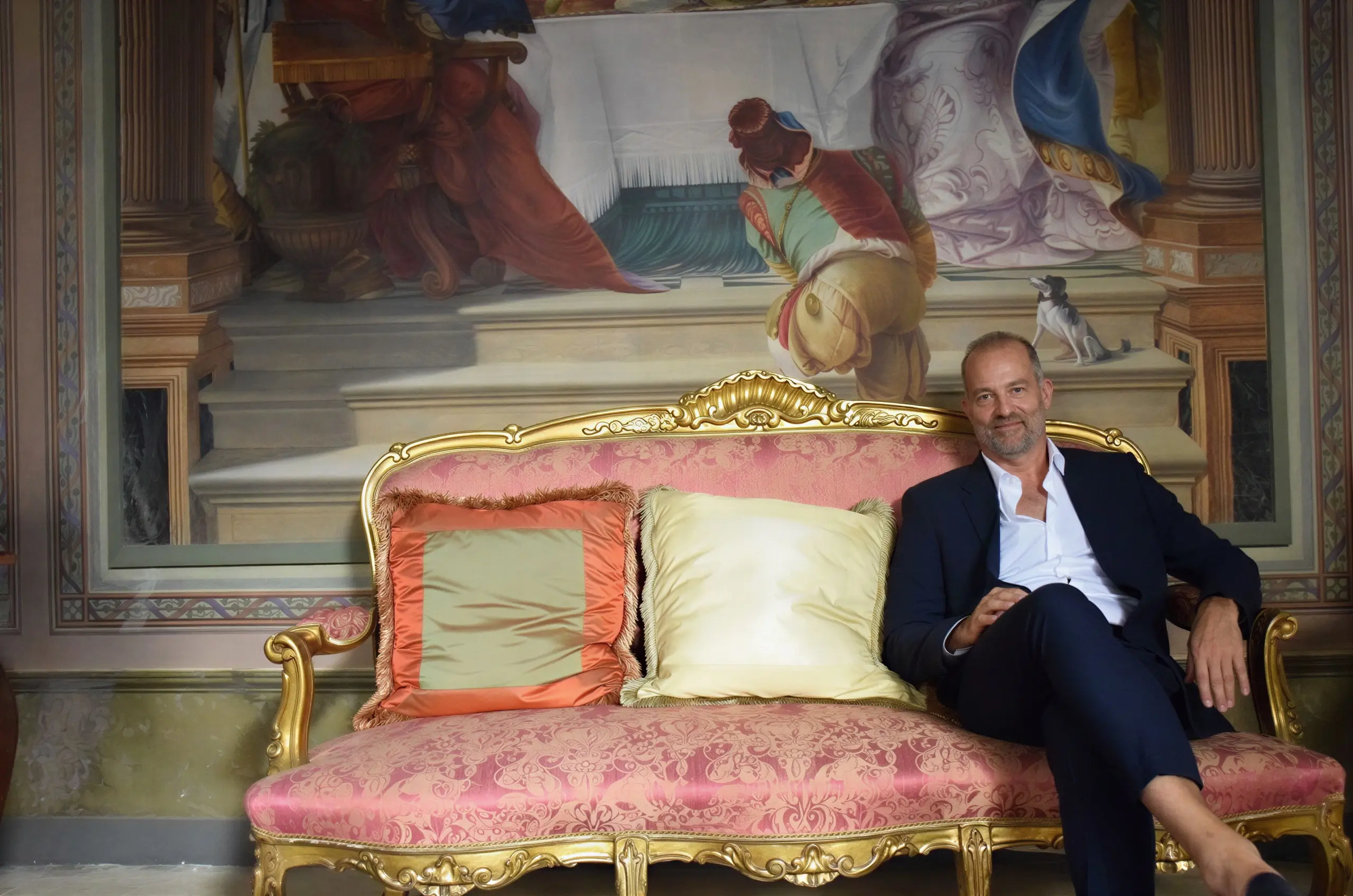 Pedro Ruiz de Temiño Bueno nel salone affrescato di una dimora storica nel Salento, luxury real estate in Puglia